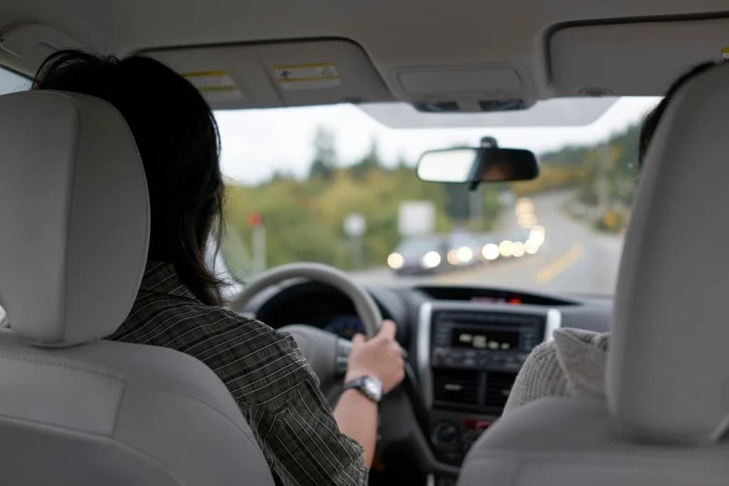 Conductrice au volant d'un véhicule sur route
