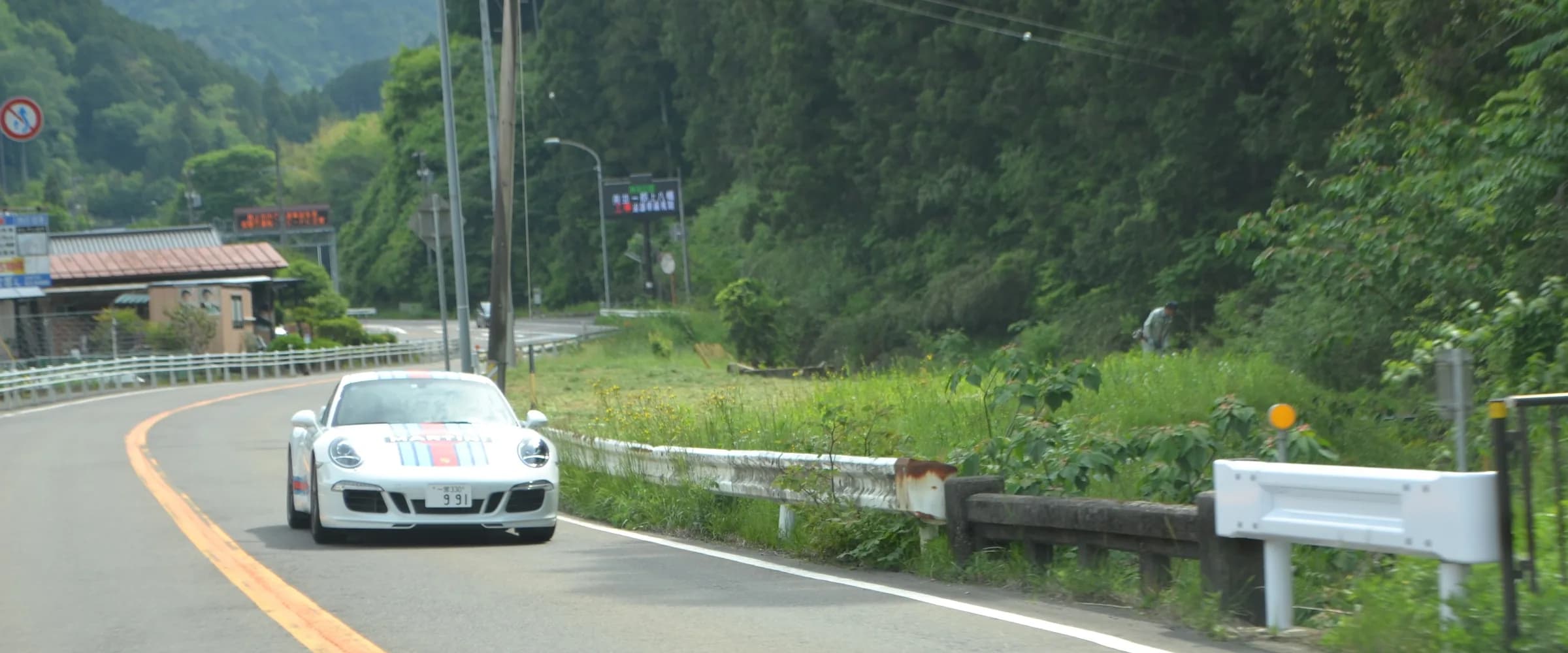 Véhicule sportif sur une route de montagne